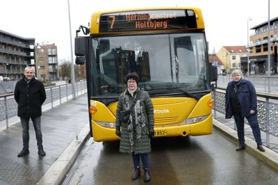 Det næsten gratis buskort til pensionisterne i Herning Kommune får varme anbefalinger af politikerne i teknik- og miljøudvalget. Her er det fra venstre næstformand Erling Præstekjær (DF), formand Joan Hansen (V) og Lone Børlum (S), der også er medlem af udvalget. Foto: Flemming Hansen