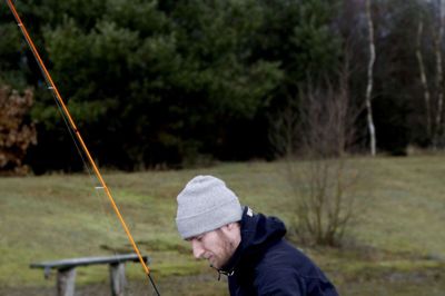 Peter Hindkjær fra Herning har netop landet en flot regnbueørred. Han er dog ikke selv den store fiskespiser, men fisker på grund af kampen.