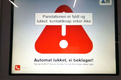 Dette skilt har ofte mødt brugerne af pantstationen på Absalonsvej. Nu skal pantstationen bygges om, og de tomme flasker og dåser skal fremover hældes i en tragt. Foto: Kurt H. Jørgensen