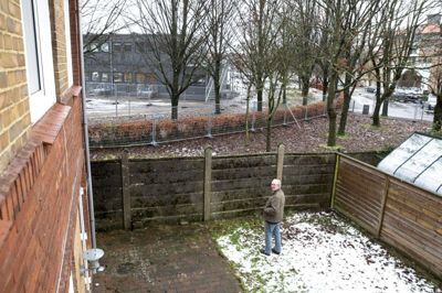 Ejendommen Ny Møllevej 14 har to tomme lejligheder i den del af ejendommen, der vender ud mod Markedspladsen og den midlertidige varmestue. Lejerne valgte at flytte, fordi de ikke længere gad være nabo til gadens løse fugle, der holder til på den anden sine af betonhegnet. Foto: Tom Laursen