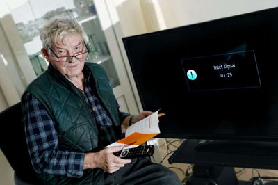 Knud Andersen fra Hammerum kan ikke modtage tv-signal, efter han har skiftet leverandør til Fibia, og han fik onsdag eftermiddag at vide, at han tidligst får tv-signalet tilbage på mandag. Foto: Henrik Ole Jensen