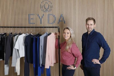 Mette Lyngholm er kreativ direktør i EYDA, mens Casper Jeppesen har fået posten som administrerende direktør. EYDA har desuden er tredje medejer fra Ikast, og så har Mia Wagner og Jesper Buch, der er kendt fra tv-programmet »Løvens Hule« netop købt sig ind i virksomheden. Foto: Henrik Ole Jensen
