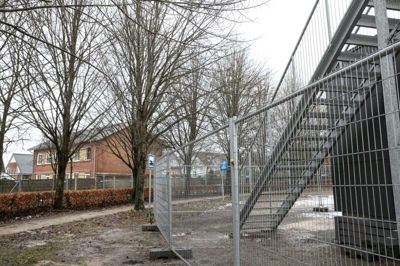 Der er sat hegn rundt om den midlertidige varmestue på Markedspladsen, men det forhindrer ikke de udsatte i at samle sig. Herning Kommune vil forsøge at lokke dem til opholdssted på Enghavevej. Foto: Tom Laursen