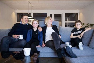 - Vores eget lille hamsterhjul og forkælede tilværelse blev rusket igennem og sat i perspektiv. Det var kun godt fire timers flyvetur fra Danmark, men en helt anden virkelighed og en helt anden verden, fortæller Karina og Asger Munk.Sammen med børnene Liv og Sejer rejste parret sammen med Dansk Flygtningehjælp til Jordan i efteråret 2019, og besøgte en række flygtningefamilier.
