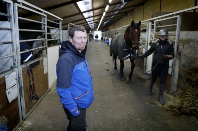 Formand for Ikast Rideklub Per Østergaard fortæller, at klubben var tæt på at nå i mål med at finde de nødvendige millioner kroner til at opføre et nyt ridecenter, som gennem 10 år har været en af de bærende tanker bag Vision Vestergade. Men et langvarigt forhandlingsarbejde med en af de store fonde viste sig alligevel ikke at give det ønskede resultat. Derfor har Ikast Rideklub fået forlænget sin lejekontrakt på jorden ved Navervej og vil nu gå i gang med de renoveringer, som har stået på standby i 10 år. Foto: Flemming Hansen