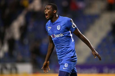 Paul Onuachu jubler over en af sine foreløbige 19 sæsonscoringer for sin klub, belgiske KRC Genk. Den tidligere FC Midtjylland-topscorer føler sig klar til karrierens næste skridt, men et skifte er for tidligt at bruge kræfter på, siger den 26-årige landsholdsangriber fra Nigeria. Foto: Ritzau Scanpix