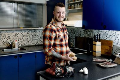 Køkkenskabene er blevet malet blå under hjemsendelsen, fordi der var tid til det. - Jeg er også begyndt at lave mere mad. Det er da positivt, fortæller Christian Bang Christensen. Foto: Henrik Ole Jensen