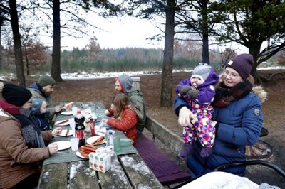 Søstrene Birgitte Faurby - som her står med Isolde - og Kathrine Faurby (til venstre) mødtes med deres familier i Momhøje Naturcenter. De tilberedte mad over bål og spiste sen middagsmad midt i naturen. Foto: Flemming Hansen