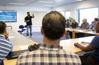 På dette arkivfoto ses en undervisningssituation hos LærDansk, der har lokaler på Merkurvej ved herningCentret. 1. maj overtager en ny udbyder. Foto: Tom Laursen