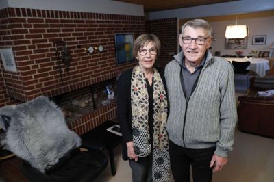 Jens Christian og Anna Vestergaard har boet i Snejbjerg siden 1992. Inden det boede de i 22 år i Haderslev, selvom de oprindeligt er fra Herning-området. - Vi har det godt, siger Anna Vestergaard, som også bliver kaldt »Moster Anna« af sine søskendes børn. Foto: Flemming Hansen