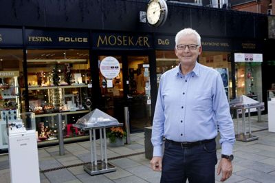 Smilet er ikke længere så stort hos Verner Fomsgaard, efter at hans butik Mosekær Ure og Smykker i gågaden er gået konkurs. Foto: Henrik Ole Jensen