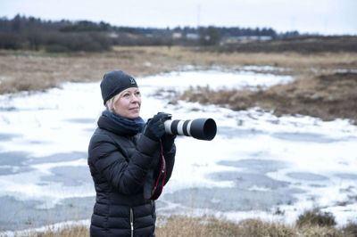 Med et kamera under armen og tøj, der passer til årstiden, tager Lene Vesely ud og fotograferer i naturen. Ofte foregår det i det kuperede terræn ved Præstbjerg Naturcenter i nærheden af Sørvad, men hun tager også til andre midt- og vestjyske plantager, hvor hun synes, der er en fantastisk natur. fOTO: Tom Laursen