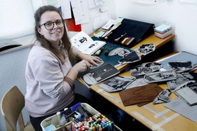 Det er hjemme i arbejdsværelset i Isenvad, Joan Glintborg Vissing laver sine linoleumstryk. Hun begyndte at lave grafiske tryk for fire år siden, da hun var på barsel. Hun er fascineret af de præmisser, der er for teknikken: - Det er en meget autentisk måde at arbejde på, siger hun. foto: Henrik Ole Jensen