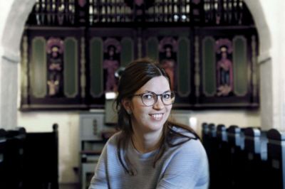 Ditte Mikkelsen, der er kirkemusiker med kirke- og kulturmedarbejderopgaver, er tovholder for telefonvennerne og håber, at mange - både frivillige og ensomme - vil benytte sig af det åbne tilbud, for »corona smitter jo ikke over telefonen,« som hun siger. Foto: Henrik Ole Jensen