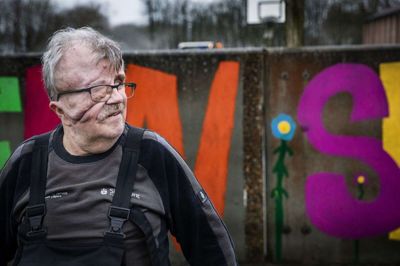 Ulrik Knold er født med den sjældne sygdom neurofibromatosis recklinghausen. Det gør, at han ser ret anderledes ud. Under hudfolden har Ulrik faktisk et intakt øje, som han kan se ganske lidt med, hvis han løfter huden væk. Men øjet vender stort set det hvide ud konstant og er ikke let at styre. Det er også kun de færreste, der har fået lov til at se det øje. Ulrik Knold er pedel på Gjern Skole og i Gjern Børnehus. Han er selv meget åben over for alle børnenes mange nysgerrige spørgsmål om sit udseende.