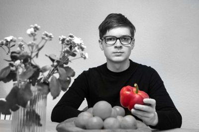 15-årige Sigurd Lund kan ikke se farver, og han har stærkt nedsat syn på grund af øjensygdommene akromatopsi og keratoconus. Alligevel lever han et liv nogenlunde som de fleste andre teenagere, og efter sommerferien begynder han på EUX, den erhvervsfaglige studentereksamen. - Jeg har valgt retningen business marketing, men jeg ved ikke, hvad jeg vil bruge den til endnu, siger han. Foto: Tom Laursen