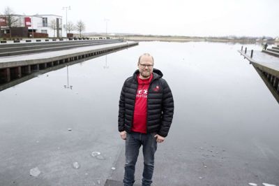 Lars Jonsson ved det sted ved Fuglsang Sø, hvor sommerens store triatlonstævne efter planen skal skydes i gang. Den nye løbsarrangør er spændt, for selvom han har arrangeret masser af events for Snejbjerg Svømmeklub, er dette klart det største, han har prøvet. Foto: Tom Laursen