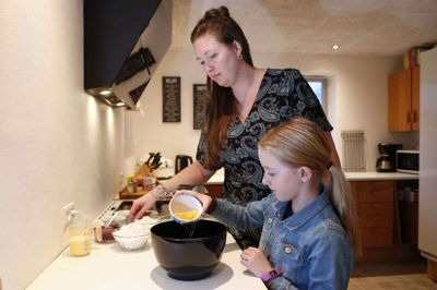 Der bages flere kager hjemme hos Linda Korsholm Nielsen og hendes datter Katrine i denne coronatid. De hygger sig med bageaktiviterne efter arbejde og hjemmeskole. foto: Flemming Hansen