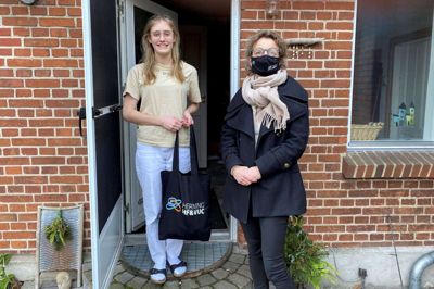Lea Thomsen (t.v.) fik et skulderklap af rektor Anne-Mette Thorøe. I »skulderklaps«-posen var der foruden søde sager et mundbind, ligesom rektoren havde mundbind på under uddelingen. Foto: Privatfoto