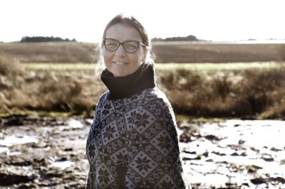 45-årige Vicky Topp Fredslund har fyldt sin teologiske rygsæk med erfaringer fra små sogne i Danmark og fra sømands- og udlandskirker i Luxemburg og Tyskland. Fra 1. februar er hun ansat ved Rind og Kollund Sogne. Foto: Henrik Ole Jensen
