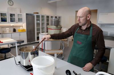 Klaus Borgaard Høybye demonstrerer for eleverne, hvordan man laver en ordentlig ale. Foto: Flemming Hansen