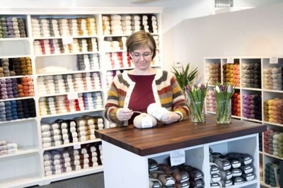 Lisbeth Damsgaard har indrettet den nye butik et hav af gange i sit hoved, da hun allerede skrev under på sin kontrakt i efteråret, mens hun først overtog nøglerne ved udgangen af december. Men nu er butikken klar til at få besøg af kunderne, så snart coronarestriktionerne tillader det. Foto: Tom Laursen