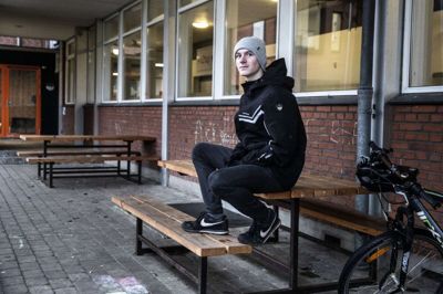 Nikolai Friis Thorkildsen fra 9. a på Ikast Østre Skole er begyndt at drømme sig frem til foråret med fysisk skolegang og liv i skolegården. Foto: Tom Laursen