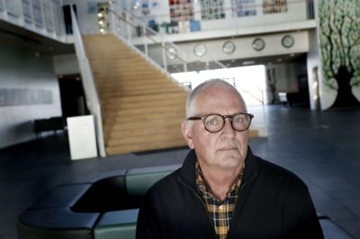 Gennem 45 år har Niels Kristian Andersen haft sin daglige gang på Vildbjerg Skole - først den gamle udgave på Burgårdsvej og siden den nye på Bjørnkærvej, som han selv har været med til at udforme. I dag, fredag, lister den 68-årige viceinspektør stille hjem fra sin sidste arbejdsdag - uden mulighed for at sige ordentligt farvel til »sine« 600 elever og alle de voksne kolleger. Foto: Flemming Hansen