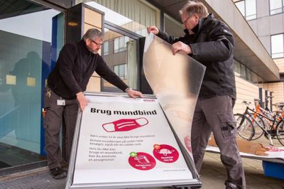 Regionen strammer op på brugen af værnemidler på hospitalerne, så skiltene ved indgangen skiftes. Foto: Hospitalsenheden Vest.