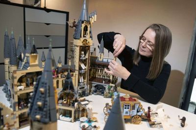 Hogwarts Skole for Heksekunster og Troldmandskab var det første Lego, Charlotte Lindhardt fik - efter at hun var blevet voksen. Men hun er ikke den eneste voksne, der bygger med Lego. Facebookgruppen Lego entusiasterne Danmark, som hun er medlem af, har 7600 medlemmer. Foto: Tom Laursen
