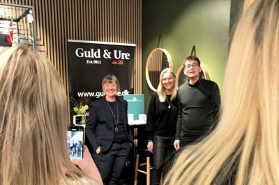 I torsdags var der premiere på live-auktion fra herningCentret via Facebook. Connie Skotte (t.v.), Jane Damkjær og Per Borg fra de to smykkeforretninger Skotte Borg samt Guld & Ure viste 50 varer frem på en halv time. Foto: Privatfoto
