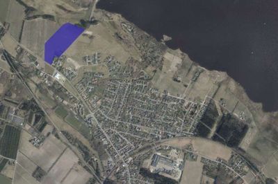 Det går forrygende med at sælge byggegrunde i Ikast-Brande Kommune, så derfor planlægger man nu at skabe nye udstykninger - blandt andet et nyt boligkvarter vest for Kragelundvej i Engesvang, her markeret med blåt. Illustration: Thomas Vang Nielsen