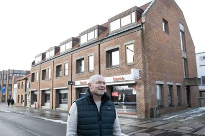 Ikastboen Palle Toft har købt den centrale og kendte bygning på Østergade 1 midt i Ikast, hvor Danske Bank engang havde til huse. Café Nohr og Home bliver boende som lejere i stueetagen, mens Palle Toft vil indrette de andre etager til kontorer. Foto: Tom Laursen