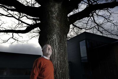 Det gamle egetræ i skolegården på H.C. Ørsteds Vej blev plantet, da Herning Friskole flyttede til adressen for 65 år siden - samme år som Peter Astorp blev født. Nu forlader han jobbet som skoleleder, men træet bliver ved med at være samlingssted for generationer af børn.