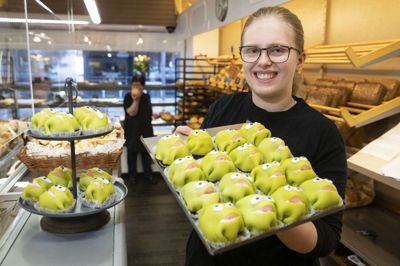 21-årige Maja Andersen fra Skolegades Bageri i Herning har netop afsluttet sin læretid med en sølvmedalje til sin svendeprøve. Ud over svendebrevet har hun også fået studenterhue i den særlige kombinationsuddannelse EUX, der kombinerer læreplads og gymnasieuddannelse. Foto: Tom Laursen