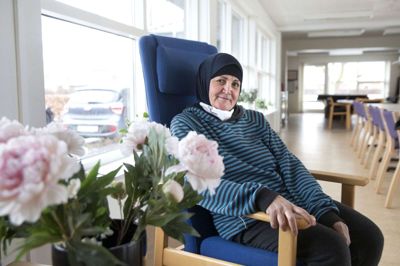Amal Albaghlani har siden 1. december 2020 været ansat på Dybdalsparken i Engesvang. Der er tale om en fast stilling, som allerede har ændret den irakiske kvindes liv. Foto: Tom laursen