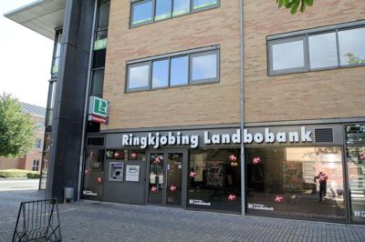 Kunder henvender sig også til Ringkjøbing Landbobank på Torvet efter opkald fra svindlere, der vil lokke oplysninger ud af dem. Foto: Christian Sjurman