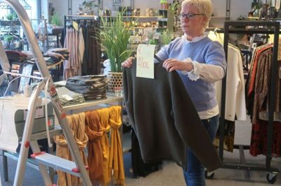 Lise Poulsen fra Hos Lise har haft livesalg på Facebook flere gange om ugen den seneste tid, men nu klapper hun trappestige-kamerastativet sammen. Foto: Henrik Lind Jørgensen