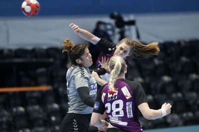 Helene Fauske strålede som afslutter og iscenesætter mod Váci NKSE. Ungarerne kunne sjældent bremse den rapfodede norske playmaker, når hun kom buldrende i høj fart. Hun blev topscorer med hele 12 mål. Foto: Flemming Hansen