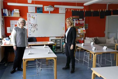 Ifølge afdelingsleder Hanne Bjelke Britorn (t.h.)og indskolingslærer Lotte Lassesen har børnene under hjemsendelsen også lært noget om sig selv, som kan styrke dem fremover. Selv for de yngste har det givet anledning til at tænke over, hvordan man har det med at sidde bag en skærm og undvære sine kammerater. - De har så afgjort oplevet en selvudvikling, siger Hanne Bjelke Britorn. Foto: Henrik Ole Jensen