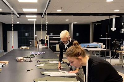 Jessy Pelzer fra Holland og Genert Allikmaa fra Estland har arbejdet med at redesigne jakker og vandt i konkurrence med studerende fra Kolding og København. Foto: PR-foto