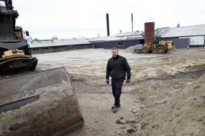 - Lige nu er efterspørgslen så stor, at vi må sige nej til nye kunder. Men det bliver jo ikke ved. Det er bare sådan, tiden er lige nu, siger direktøren for Skibbild Møbelfabrik, Henrik Andersen. Foto: Flemming Hansen