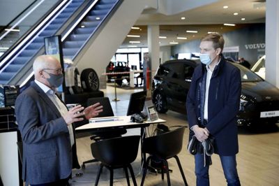 Kristian Thulesen Dahl besøgte Bjarne Nielsen til en snak om, hvordan bilforhandlerne kan få lov til at åbne op igen hurtigst muligt. Foto: Flemming Hansen