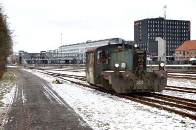 Servicevejen til venstre skal efter planen lægge asfalt til et skater trail fra banegården og ud til Terminalen på Godsbanevej - ud mod baneterrænet opsættes et hegn og ny belysning. Planerne vækker imidlertid bekymring hos nogle af dem, som dagligt arbejder i området. Foto: Flemming Hansen