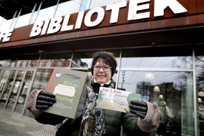 Herning Kommune har skaffet 200 eksemplarer af »Min Naturbog«, som er skrevet af Ole Laursen og tv-lægen Peter Qvortrup Geisling. Bogen gives til de første 200 børnefamilier, der kan aflevere et fyldt stempelhæfte på biblioteket, fortæller Joan Hansen (V).