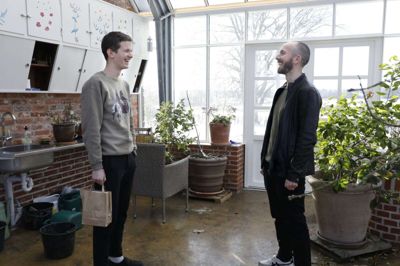 Erik Sahlholdt Hansen fra 3.y fik i går besøg af læreren, Jacob Nørgaard. Foto: Henrik Ole Jensen