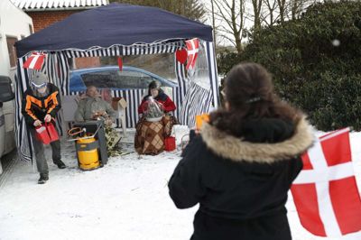 Det var en minderig dag for Gerda og Vagn Abildtrup, der i går kunne fejre diamantbryllup. Fejringen foregik på utradionel vis med en drive-in-fest på gårdpladsen ved deres hus på Nørskovvej. Foto: Flemming hansen