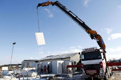 Danhaus satte i denne uge de første to huse op i den nye bebyggelse Søbrinken ved Fuglsang Sø. De forproducerede huse sættes op og lukkes på et døgns tid. Foto: Flemming Hansen