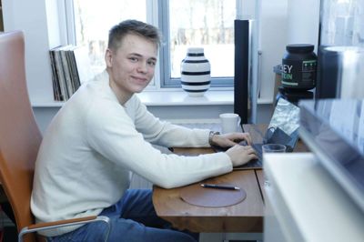 Frederik Jakobsen trives i en travl, men skemalagt hverdag. Han synes imidlertid, at underviserne formår at lave en så god og kreativ undervisning som muligt. Foto: Henrik Ole Jensen