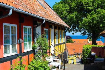 Svaneke er nok en af de hyggeligste byer på Bornholm, selvom det kan være svært at vælge. Besøg nogle af de skønne butikker med håndlavede ting, eller drik en øl på Svaneke Bryghus.
